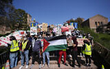 Des manifestants pro-palestiniens et anti-israéliens se rassemblent sur le campus de l'UCLA après des affrontements nocturnes entre activistes pro-palestiniens et contre-manifestants pro-israéliens à l'UCLA, à Los Angeles, le 1er mai 2024. (Crédit : Jae C. Hong/AP)