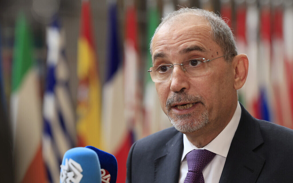 Le ministre jordanien des Affaires étrangères Ayman Safadi s'adressant aux médias à son arrivée au Conseil européen de Bruxelles, le 27 mai 2024. (Crédit : Geert Vanden Wijngaert/AP)