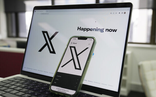 La page d'accueil de X s'affiche sur un ordinateur et un téléphone, le 16 octobre 2023, à Sydney. (Crédit : AP Photo/Rick Rycroft, archive) La page d'accueil de X s'affiche sur un ordinateur et un téléphone, le 16 octobre 2023, à Sydney. (Crédit : AP Photo/Rick Rycroft, archive)