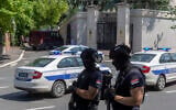 Illustration : Des policiers bloquant la circulation à un carrefour près de l'ambassade d'Israël, à Belgrade, en Serbie, après un attentat terroriste, le 29 juin 2024. (Crédit : Marko Drobnjakovic/AP)