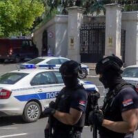Illustration : Des policiers bloquant la circulation à un carrefour près de l'ambassade d'Israël, à Belgrade, en Serbie, après un attentat terroriste, le 29 juin 2024. (Crédit : Marko Drobnjakovic/AP)