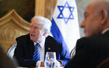 Le candidat républicain à la présidence, l'ancien président américain Donald Trump, rencontrant le Premier ministre Benjamin Netanyahu dans sa propriété de Mar-a-Lago, à Palm Beach, en Floride, le 26 juillet 2024. (Crédit : Alex Brandon/AP)