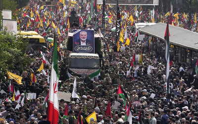 Des Iraniens suivant le camion transportant les cercueils d'Ismaïl Haniyeh, chef du groupe terroriste palestinien du Hamas, et de son garde du corps, tués dans un assassinat attribué à Israël, lors de leurs funérailles, sur la place Enqelab-e-Eslami (Révolution islamique), à Téhéran, en Iran, le 1ᵉʳ août 2024. (Crédit : Vahid Salemi/AP)