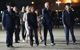 Le président Joe Biden (au centre à droite) et la vice-présidente Kamala Harris (au centre à gauche) saluant le journaliste Evan Gershkovich, Alsu Kurmasheva et Paul Whelan à la base aérienne d'Andrews, au Maryland, après leur libération dans le cadre de l'échange de 24 prisonniers entre la Russie et les États-Unis, le 1er août 2024. (Crédit : Alex Brandon/AP)