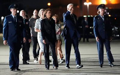 Le président Joe Biden (au centre à droite) et la vice-présidente Kamala Harris (au centre à gauche) saluant le journaliste Evan Gershkovich, Alsu Kurmasheva et Paul Whelan à la base aérienne d'Andrews, au Maryland, après leur libération dans le cadre de l'échange de 24 prisonniers entre la Russie et les États-Unis, le 1er août 2024. (Crédit : Alex Brandon/AP)