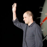 Le journaliste du Wall Street Journal Evan Gershkovich saluant après sa libération dans le cadre de l'échange de 24 prisonniers entre la Russie et les États-Unis, à la base aérienne d'Andrews, dans le Maryland, le 1er août 2024. (Crédit : Alex Brandon/AP)