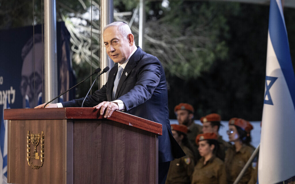 Le Premier ministre Benjamin Netanyahu s'exprimant lors de la commémoration d'État pour Zeev Jabotinsky, au cimetière militaire du mont Herzl, à Jérusalem, le 4 août 2024. (Crédit : Naama Grynbaum/Pool Photo via AP)
