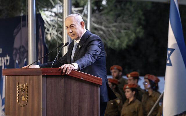 Le Premier ministre Benjamin Netanyahu s'exprimant lors de la commémoration d'État pour Zeev Jabotinsky, au cimetière militaire du mont Herzl, à Jérusalem, le 4 août 2024. (Crédit : Naama Grynbaum/Pool Photo via AP)