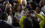 La candidate démocrate à l'élection présidentielle Kamala Harris saluant ses partisans lors d'un meeting de campagne, à Romulus, dans le Michigan, le 7 août 2024. (Crédit : Julia Nikhinson/AP)