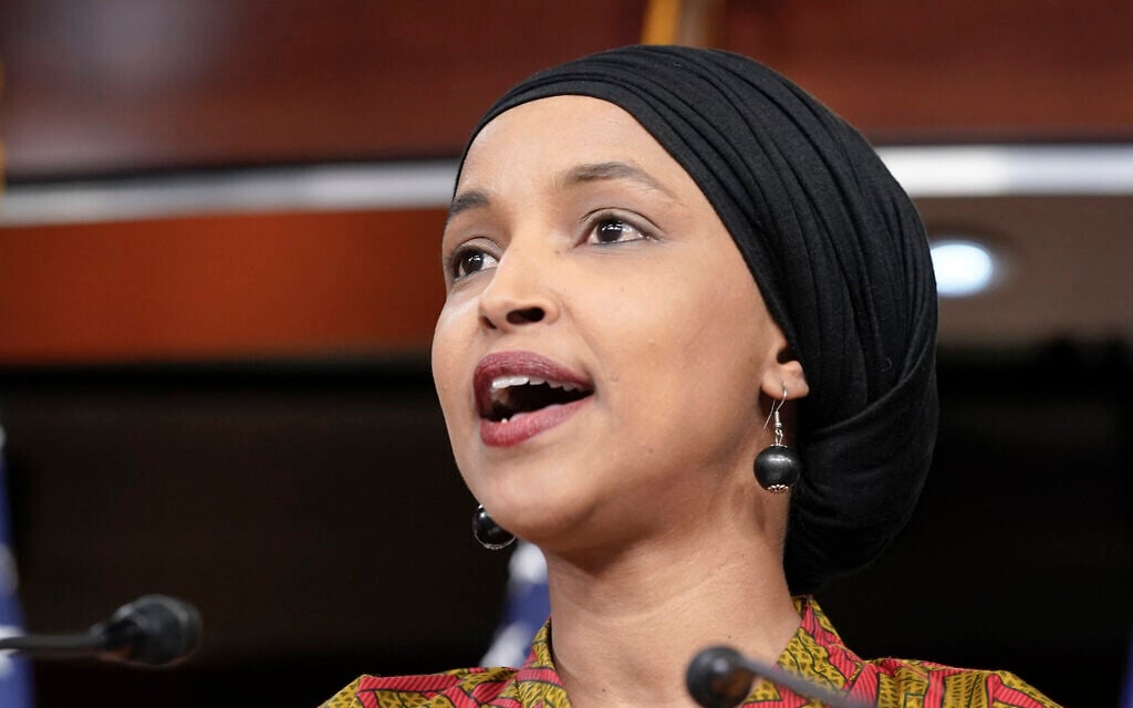 La représentante Ilhan Omar, Démocrate du Minnesota, prend la parole au Capitole, à Washington, le 24 mars 2023. (Crédit : AP Photo/Mariam Zuhaib)