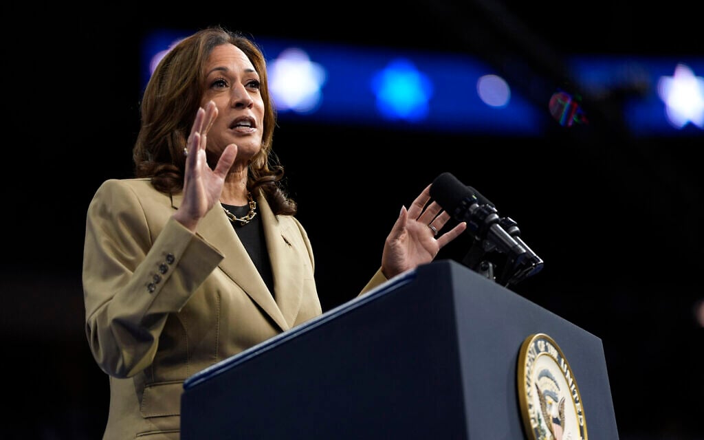 La candidate démocrate à l'élection présidentielle, la vice-présidente Kamala Harris, s'exprimant lors d'un meeting de campagne au Desert Diamond Arena, à Glendale, en Arizona, le 9 août 2024. (Crédit : Julia Nikhinson/AP)