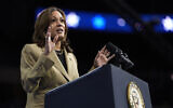 La candidate démocrate à l'élection présidentielle, la vice-présidente Kamala Harris, s'exprimant lors d'un meeting de campagne au Desert Diamond Arena, à Glendale, en Arizona, le 9 août 2024. (Crédit : Julia Nikhinson/AP)