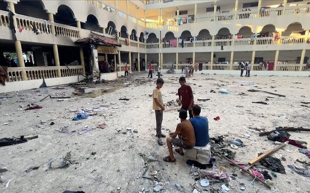 La cour d'une école touchée par une frappe aérienne israélienne, dans la ville de Gaza, le 10 août 2024. (Crédit : AP)