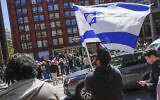Des étudiants de l'Université de New York et des militants pro-israéliens se rassemblent face aux étudiants et militants pro-palestiniens qui manifestent devant le bâtiment de la NYU Stern School of Business, le 22 avril 2024, à New York. (Crédit : AP/Mary Altaffer)