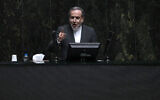 Abbas Araghchi s'exprimant, alors qu'il est toujours candidat au poste de ministre des Affaires étrangères, lors d'une session ouverte du Parlement pendant le deuxième jour de débat sur les 19 ministres proposés par le président iranien Massoud Pezeshkian, à Téhéran, Iran, le 18 août 2024. (Crédit : Vahid Salemi/AP)