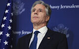 Le secrétaire d'État américain Antony Blinken s'adressant à la presse, à l'hôtel David Kempinski, à Tel Aviv, le 19 août 2024. (Crédit : Kevin Mohatt/Pool Photo via AP)