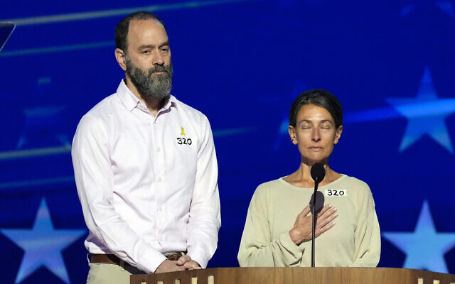 Jon Polin et Rachel Goldberg, parents de Hersh Goldberg-Polin qui est retenu en otage par le Hamas à Gaza, apparaissant sur scène lors de la Convention nationale du parti démocrate, le 21 août 2024, à Chicago. (Crédit : J. Scott Applewhite/AP)