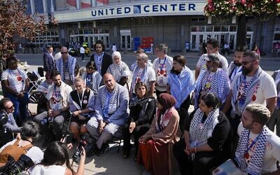 Des délégués "Uncommitted" tenant une conférence de presse à l'extérieur du United Center avant la Convention nationale démocrate, à Chicago, le 22 août 2024. (Crédit : Matt Rourke/AP)