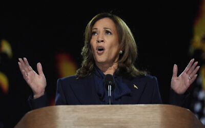 Kamala Harris, candidate démocrate à l'élection présidentielle, s'exprimant lors de la Convention nationale démocrate, à Chicago, le 22 août 2024. (Crédit : Paul Sancya/AP)