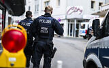 Suite à l'attaque meurtrière de vendredi lors des célébrations du 650ème anniversaire de Solingen, des officiers de police dans le centre-ville, à Solingen, en Allemagne, le 24 août 2024. (Crédit : Christoph Reichwein/dpa via AP)