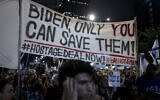 Des activistes transmettent un message au président américain Joe Biden alors que les proches des otages détenus par le Hamas dans la bande de Gaza et leurs soutiens réclament leur libération immédiate et manifestent contre le gouvernement du Premier ministre Benjamin Netanyahu à Tel Aviv, le 24 août 2024. (Crédit : AP Photo/Maya Alleruzzo)