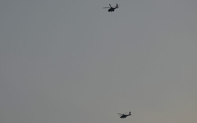Des hélicoptères Apaches israéliens volent vers le nord d'Israël, le 25 août 2024. (Crédit : AP Photo/Ariel Schalit)
