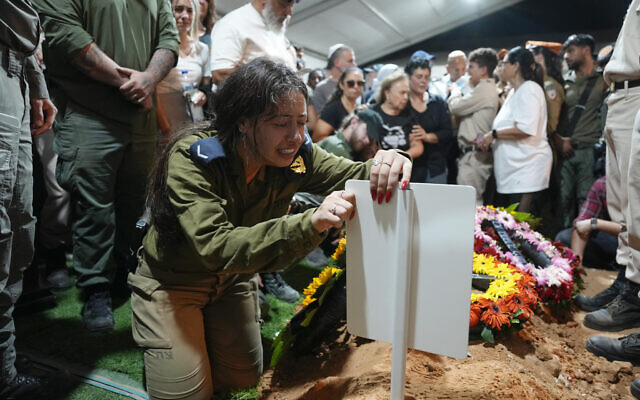 Hodaya, la sœur du quartier-maître de 1ère classe David Moshe Ben Shitrit, qui a été tué dans une attaque du Hezbollah, lors de ses funérailles, au cimetière militaire du mont Herzl, à Jérusalem, le 25 août 2024. (Crédit : Ohad Zwigenberg/AP)