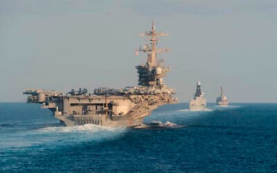 Illustration : Le porte-avions USS Abraham Lincoln, à gauche, le destroyer de défense aérienne HMS Defender et le destroyer lance-missiles guidés USS Farragut traversant le détroit d'Ormuz avec le croiseur lance-missiles guidés USS Leyte Gulf, sur cette photo fournie le 19 novembre 2019. (Crédit : Spécialiste en communication de masse de 3e classe Zachary Pearson/U.S. Navy via AP)