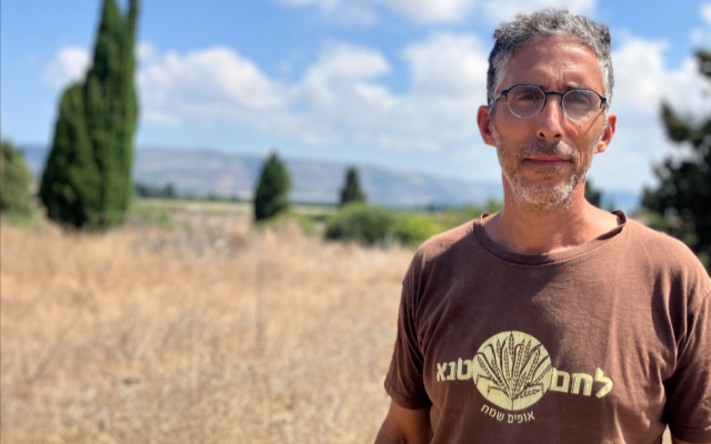 David Amzel,  propriétaire de la boulangerie Lechem Tene, au kibboutz Gesher Haziv. (Crédit : Diana Bletter/The Times of Israel)