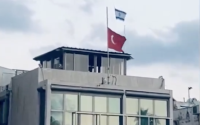 Un drone a été utilisé pour faire flotter un drapeau israélien au sommet de l'ambassade de Turquie à Tel Aviv, le 3 août 2024. (Crédit : Capture d’écran X/JewishNewsUSA ; utilisée conformément à l'article 27a de la loi sur les droits d'auteur)