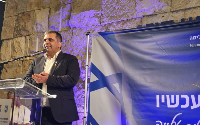 Le ministre de l’Immigration et de l’Intégration, Ofir Sofer, s’exprimant à la cérémonie officielle de bienvenue aux nouveaux immigrants, le 1ᵉʳ août 2024. (Crédit : Telma Obadia) Le ministre de l’Immigration et de l’Intégration, Ofir Sofer, s’exprimant à la cérémonie officielle de bienvenue aux nouveaux immigrants, le 1ᵉʳ août 2024. (Crédit : Telma Obadia)