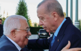 Cette photo prise et diffusée par le service de presse présidentiel turc le 14 août 2024 montre le président turc Recep Tayyip Erdogan (à droite) accueillant le président de l'Autorité palestinienne Mahmoud Abbas (à gauche) lors d'une cérémonie officielle au complexe présidentiel d'Ankara. (AFP PHOTO / TURKISH PRESIDENTIAL PRESS SERVICE)