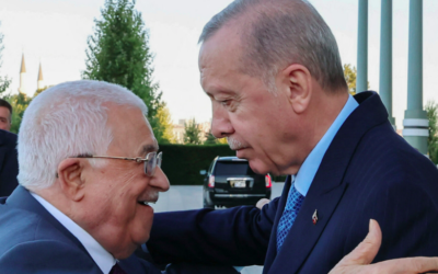 Cette photo prise et diffusée par le service de presse présidentiel turc le 14 août 2024 montre le président turc Recep Tayyip Erdogan (à droite) accueillant le président de l'Autorité palestinienne Mahmoud Abbas (à gauche) lors d'une cérémonie officielle au complexe présidentiel d'Ankara. (AFP PHOTO / TURKISH PRESIDENTIAL PRESS SERVICE)