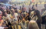 Des militants anti-Israël, à l'extérieur de la Convention nationale du parti démocrate, à Chicago, le 21 août 2024. (Crédit : Capture d'écran X ; utilisée conformément à la clause 27a de la loi sur le droit d'auteur)