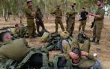 Des réservistes de l'infanterie israélienne lors d'un entraînement aux armes légères sur le plateau du Golan, avant leur départ pour le sud, vers la bande de Gaza, le 8 octobre 2023. (Crédit : Michael Giladi/Flash90)