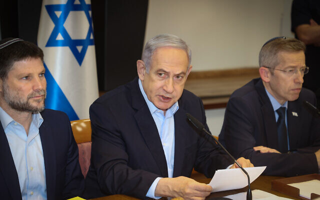Le Premier ministre Benjamin Netanyahu dirigeant une réunion du cabinet aux quartiers généraux de l'armée de la Kirya, à Tel Aviv, le 7 janvier 2024. (Crédit : Yariv Katz/Pool)