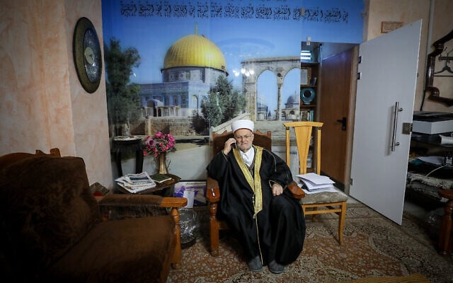 Le cheikh Ekrima Sabri, à son domicile à Jérusalem, le 22 février 2024. (Crédit : Jamal Awad/Flash90) Le cheikh Ekrima Sabri, à son domicile à Jérusalem, le 22 février 2024. (Crédit : Jamal Awad/Flash90)