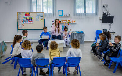 Des enfants en classe à Sderot, dans le sud d'Israël, à leur retour après le massacre de 1 200 personnes, côté israélien de la frontière avec Gaza, le 7 octobre, le 3 mars 2024. (Liron Moldovan/Flash90)