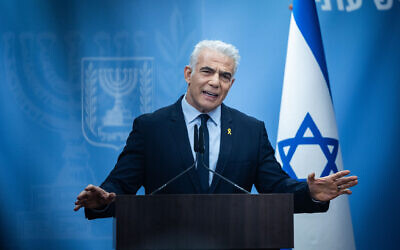 Le chef de l'opposition Yaïr Lapid dirigeant une réunion de sa faction Yesh Atid, à la Knesset, à Jérusalem, le 15 juillet 2024. (Crédit : Yonatan Sindel/Flash90)