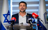 Le ministre des Finances Bezalel Smotrich s'exprimant lors d'une conférence de presse, dans la ville d'Ofakim, au sud d'Israël, le 24 juillet 2024. (Crédit : Liron Molodovan/Flash90)