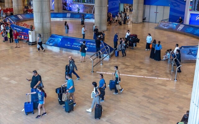 Des voyageurs à l’aéroport international Ben Gurion, près de Tel Aviv, le 26 juillet 2024. (Crédit : Yossi Aloni/Flash90) Des voyageurs à l’aéroport international Ben Gurion, près de Tel Aviv, le 26 juillet 2024. (Crédit : Yossi Aloni/Flash90)