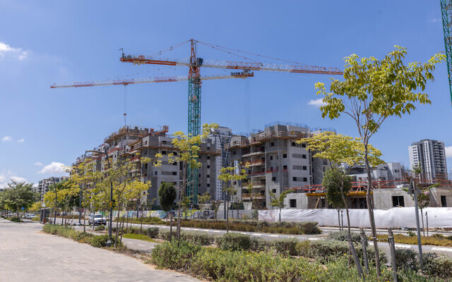 Travaux de construction de nouveaux logements dans la ville de Kiryat Gat, dans le sud d'Israël, le 29 juillet 2024. (Crédit : Yossi Aloni/Flash90) Travaux de construction de nouveaux logements dans la ville de Kiryat Gat, dans le sud d'Israël, le 29 juillet 2024. (Crédit : Yossi Aloni/Flash90)