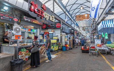Des gens font leurs courses au marché de Ramle, le 30 juillet 2024. (Crédit :  Yossi Aloni / Flash90)
