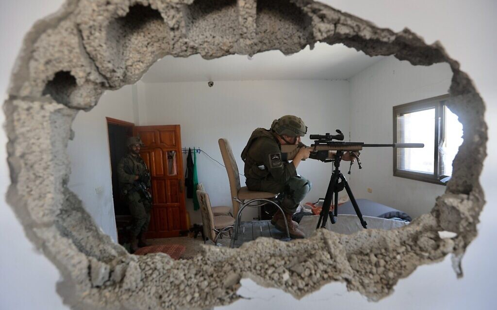 Des soldats israéliens en opération à Khan Younès, dans le sud de la bande de Gaza, le 31 juillet 2024. (Crédit :Oren Cohen/Flash90)