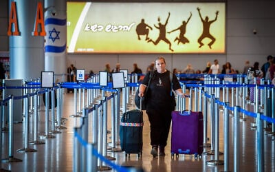 Des passagers à l'aéroport international Ben Gurion, le 1ᵉʳ août 2024. (Crédit : Avshalom Sassoni/Flash90)