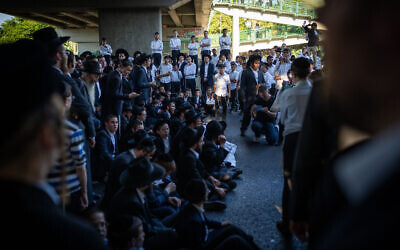 Des extrémistes ultra-orthodoxes bloquant la Route 4 lors d'une manifestation contre l'enrôlement des hommes haredim dans l’armée israélienne, à l'extérieur de Bnei Brak, le 1er août 2024. (Crédit : Erik Marmor/Flash90)