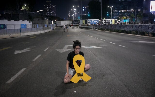 Des Israéliens appelant à la libération des otages, détenus à Gaza depuis 300 jours, sur la Place des Otages, à Tel Aviv, le 1er août 2024. (Crédit : Miriam Alster/Flash90)