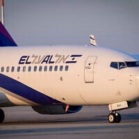 Un avion de la compagnie El Al arrivant en provenance de France, à l'aéroport Ben Gurion, près de Tel Aviv, le 1er août 2024. (Crédit : Tomer Neuberg/Flash90)