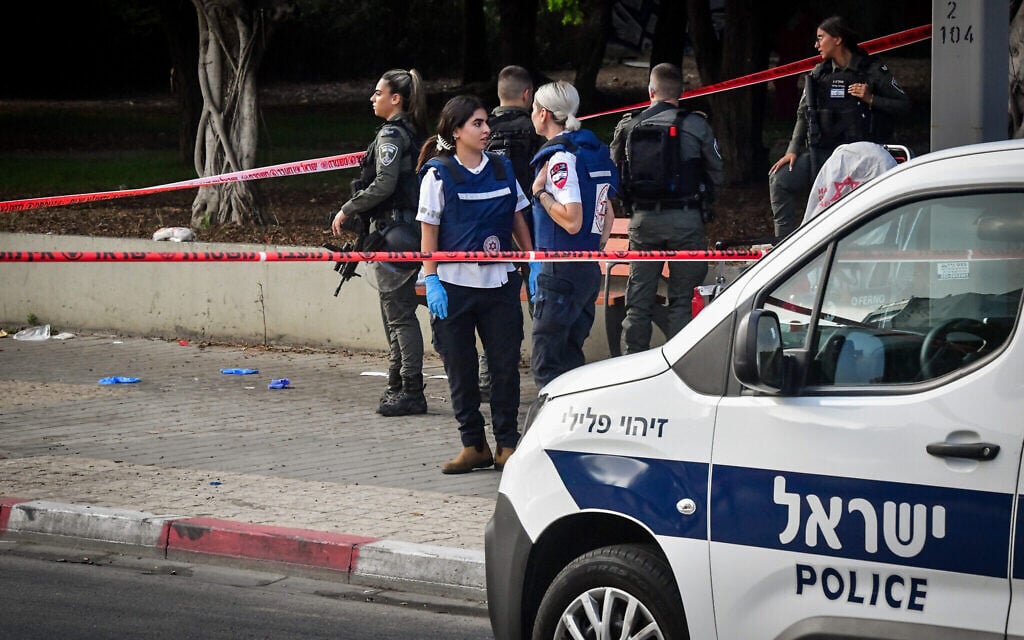 Les forces de sécurité israéliennes sur les lieux d'une attaque terroriste, à Holon, le 4 août 2024. (Credit : Avshalom Sassoni/Flash90)