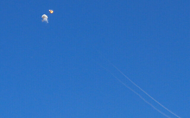 Des intercepteurs Dôme de fer abattant des roquettes tirées depuis le Liban, au-dessus de la ville de Kiryat Shmona, dans le nord d'Israël, le 5 août 2024. (Crédit : Ayal Margolin/Flash90)